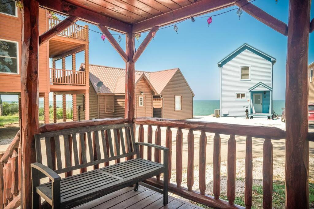 Charming Lakeview Cabin Near Geneva-On-The-Lake! 阿什塔比拉 外观 照片